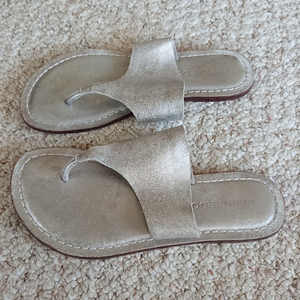 Bernardo Monica Thong Silver Sandals size 6